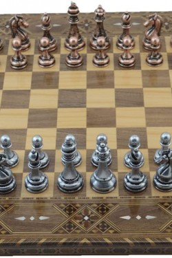 Klassisches Schachspiel aus Metall. Antikes und handgefertigtes Schachbrett aus schlichtem Massivholz