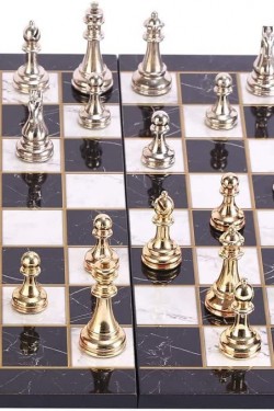 Metal Klasik Satranç Takımı Parlak ve Katlanır Mermer Desenli MDF Ahşap Satranç Tahta (43x43 cm.)