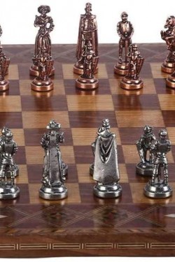 Mittelgroßes englisches Schachspiel aus Metall. Antikes und handgefertigtes flaches Schachbrett aus massivem Holz