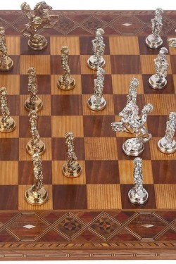 Großes römisches Schachspiel aus Metall, glänzendes und handgefertigtes Schachbrett aus massivem Holz
