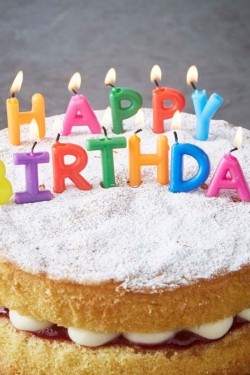 Bougie d'anniversaire coloré écrit joyeux anniversaire