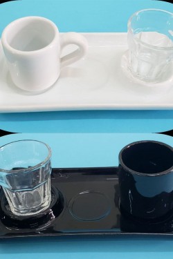 Tasse à café avec assiette de service